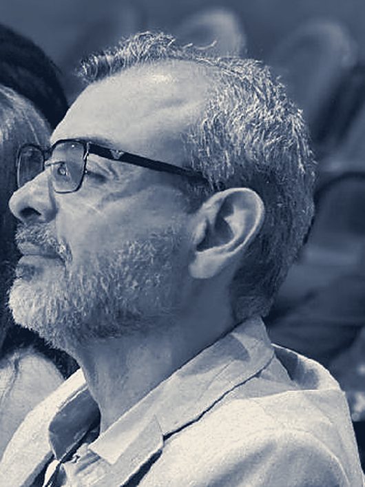 Guilherme Corrêa de perfil, na plateia do encontro de professores da BSSP