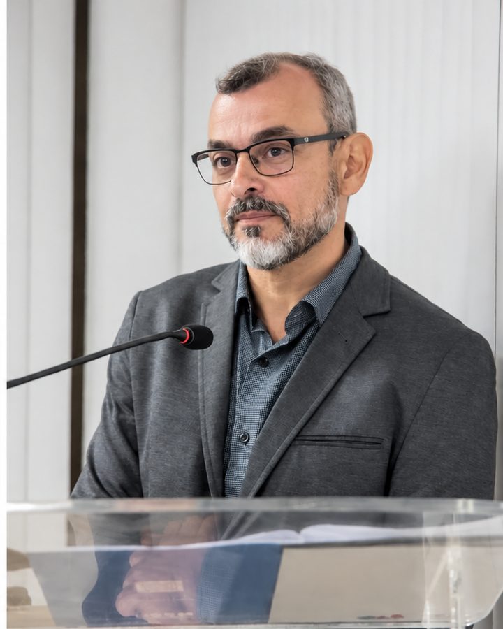Guilherme de Almeida Corrêa no púlpito do lançamento do livro, em Florianópolis